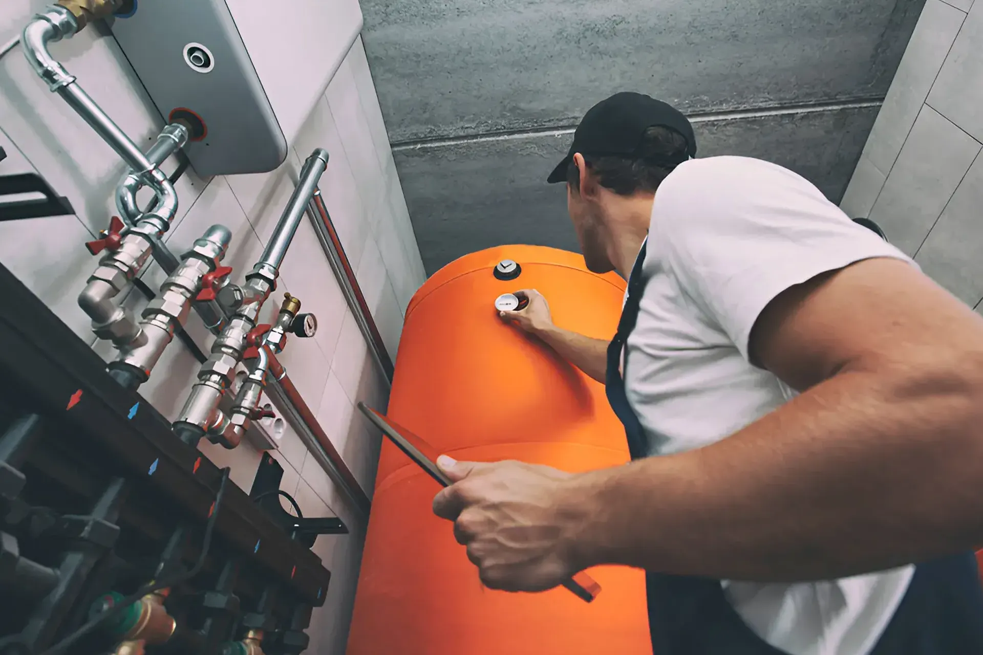 The installation of heating systems is essential to keep your home warm and comfortable during the coldest months of the year. Whether you need to install a central heating system, a boiler, or radiant heating system, our team of experts can provide professional and reliable installation that meets your heating needs.